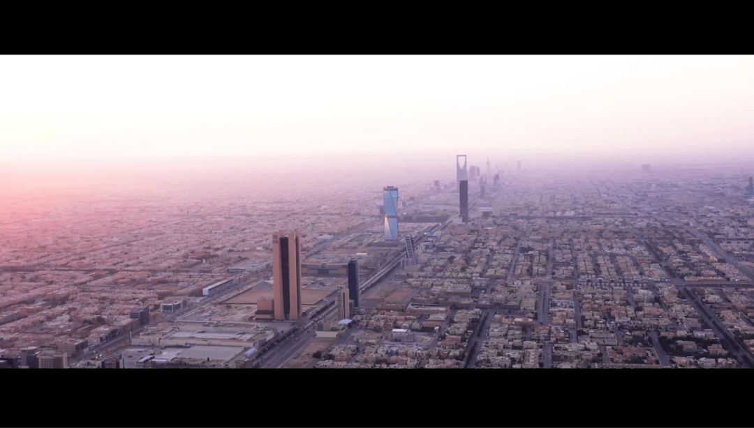 51Earth uses UE5's lighting and atmosphere system to achieve realistic natural visual effects, comparing them with actual photographs of Riyadh, Saudi Arabia.